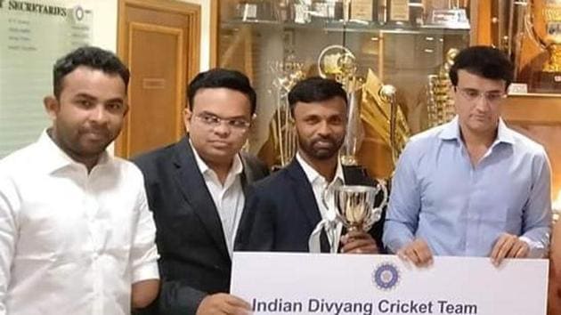 BCCI president Sourav Ganguly and secretary Jay Shah pose with the display prize money cheque for India’s disabled cricket team, which won the T20 world series in England in August last year.(HT Photo)