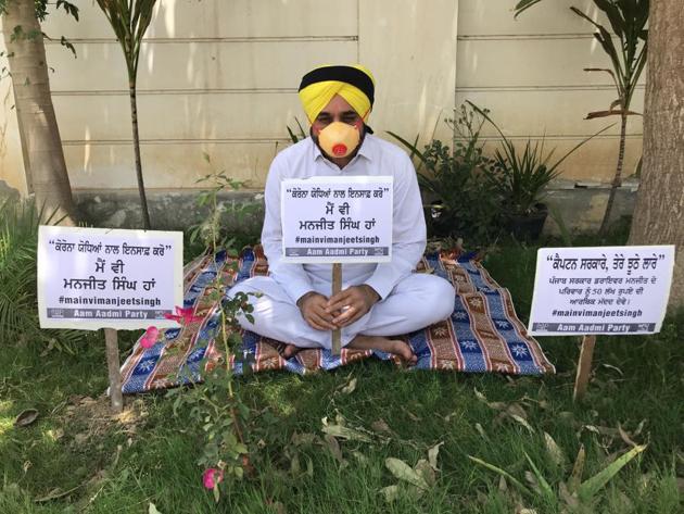 AAP Punjab chief and Sangrur MP Bhagwant Mann staging protest at his residence in Sangrur on Friday.(HT PHOTO)