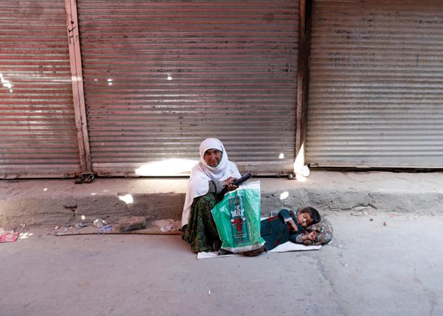 An Afghan woman with a child waits for alms in front of closed shops during the coronavirus disease (COVID-19) outbreak in Kabul, Afghanistan April 23, 2020. REUTERS/Mohammad Ismail(REUTERS) An Afghan woman with a child waits for alms in front of closed shops during the coronavirus disease (COVID-19) outbreak in Kabul, Afghanistan April 23, 2020. REUTERS/Mohammad Ismail(REUTERS)