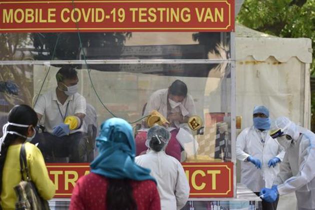 Health officials collect samples from medical staff of a hospital, Karol Bagh, New Delhi, April 30, 2020(Burhaan Kinu/HT PHOTO)