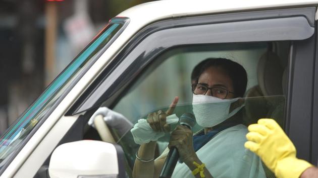 Chief Minister of West Bengal Mamata Banerjee directs people for proper adherence of social distancing, during lockdown – to curb the spread of coronavirus, at Moulali crossing, in Kolkata. (Samir Jana / Hindustan Times) Chief Minister of West Bengal Mamata Banerjee directs people for proper adherence of social distancing, during lockdown – to curb the spread of coronavirus, at Moulali crossing, in Kolkata. (Samir Jana / Hindustan Times)