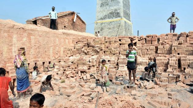 Entire families can be seen sharing work at the kiln. Workers travelling with families are left with no choice but to bring young children along, many of whom end up working alongside their parents --the whole family usually operating as a unit. (Parwaz Khan / HT Photo)