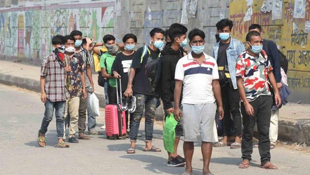 Workers carry their belonging as they walk to their native places during Covid-19 lockdown in Patna, Bihar. (Santosh Kumar/HT Photo) Workers carry their belonging as they walk to their native places during Covid-19 lockdown in Patna, Bihar. (Santosh Kumar/HT Photo)