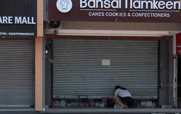 A resident making a purchase from a partially opened shop in Phase 7 amid the curfew in Mohali on Thursday. (Gurminder Singh/HT) A resident making a purchase from a partially opened shop in Phase 7 amid the curfew in Mohali on Thursday. (Gurminder Singh/HT)