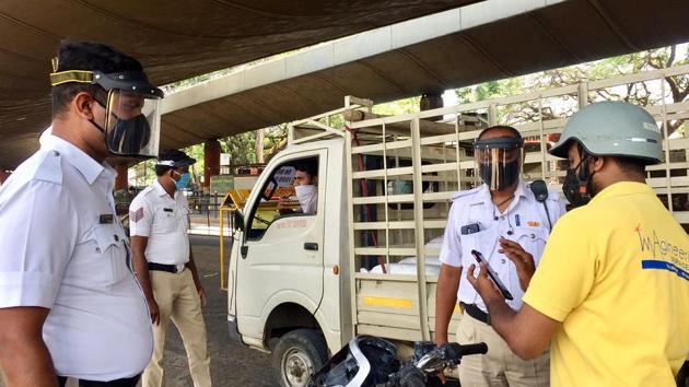 Karnataka, April 08 (ANI): Traffic police wears visors on the face mask while checking vehicles during the nationwide lockdown amid coronavirus pandemic, in Bengaluru on Wednesday. (ANI Photo) (ANI)