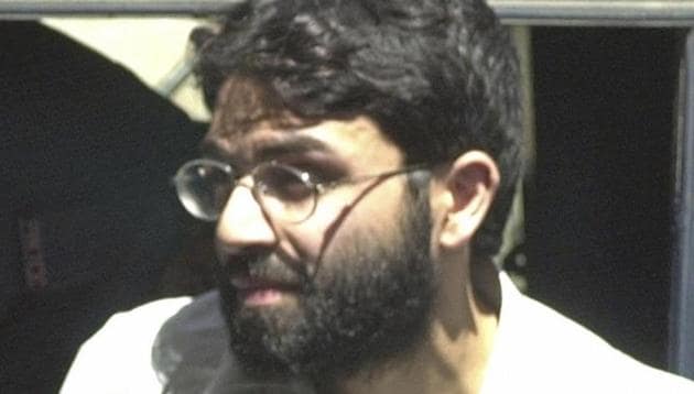 Ahmed Omar Saeed Sheikh, the alleged mastermind behind Wall Street Journal reporter Daniel Pearl's abduction, arrives at a court in Karachi. A Pakistani court overturned the murder conviction of a British Pakistani man found guilty of the kidnapping and murder of Wall Street journalist Daniel Pearl.(AP)