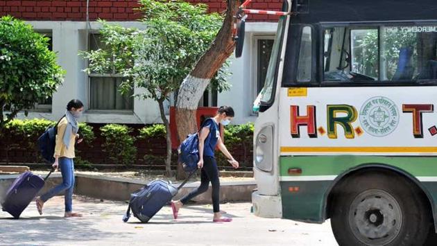 The government has also launched a campaign to medically examine people entering Himachal Pradesh from other states. (HT PHOTO) The government has also launched a campaign to medically examine people entering Himachal Pradesh from other states. (HT PHOTO)