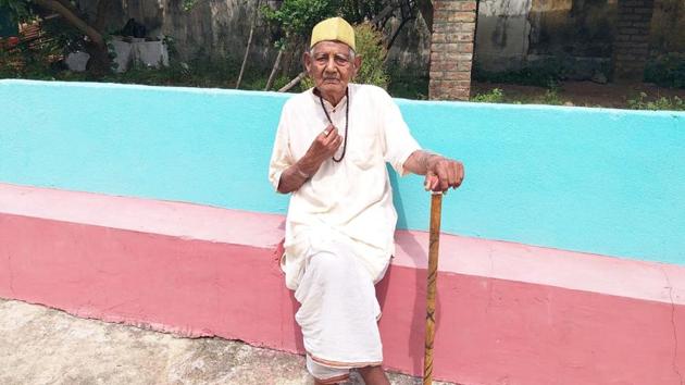 Haradhan Saha says lockdown makes him miss meeting his friends for their daily discussions. He laments going out for walks. (HT Photo) Haradhan Saha says lockdown makes him miss meeting his friends for their daily discussions. He laments going out for walks. (HT Photo)