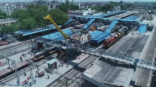 The backend warriors of Indian railways have taken up repair and maintenance work pending for years during the lockdown (Courtesy-Pib.gov.in) The backend warriors of Indian railways have taken up repair and maintenance work pending for years during the lockdown (Courtesy-Pib.gov.in)