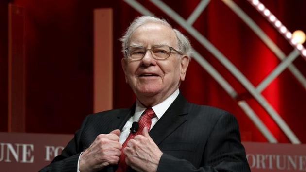 Berkshire Hathaway'in başkanı ve CEO'su Warren Buffett, 13 Ekim 2015'te Washington'da düzenlenen Fortune's Most Powerful Women's Summit'te konuşmak için koltuğuna oturuyor. REUTERS/Kevin Lamarque/File Photo