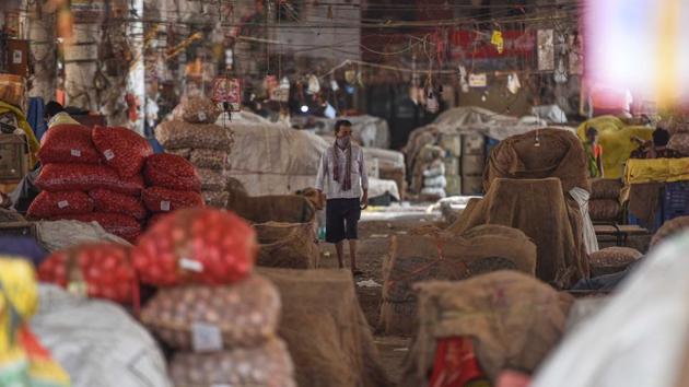 A scene at Azadpur Mandi. Many traders have shut shop, demanding that the market be spread across 100-odd acres and shifted in parts to other locations. (Sanchit Khanna / HT Photo)