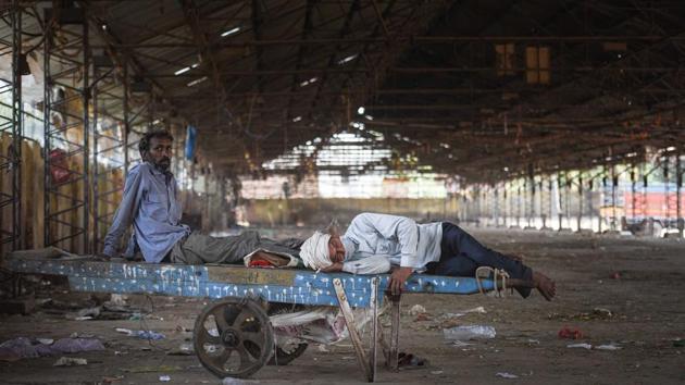 Workers rest on a hand pulled cart in Azadpur Mandi. The ripple effects of a broken supply chain are already visible at retail markets. Prakash Singh, a vegetable trader at Mehrauli market, said, “Vegetables and fruits coming from UP and Haryana via Faridabad border are not reaching the market. So, traders of small-scale markets are not able to get proper supply. If this continues, vegetables and fruits are set to get dearer,” Singh told HT. (Sanchit Khanna / HT Photo)