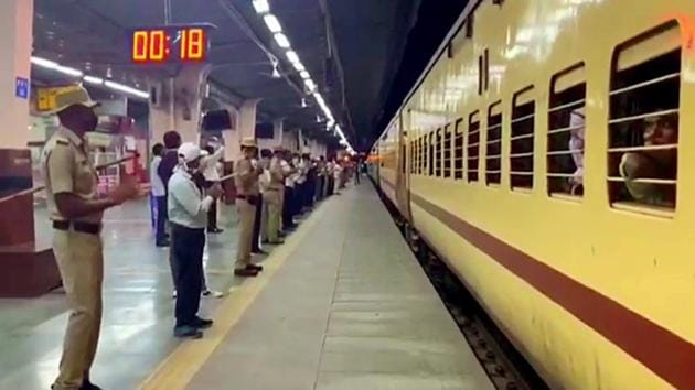 Railway staff including RPF applause as 'Shramik Special Train' carrying migrant departed from Jaipur to Patna, at Kota Railway Station in Jaipur on Friday.(ANI) Railway staff including RPF applause as 'Shramik Special Train' carrying migrant departed from Jaipur to Patna, at Kota Railway Station in Jaipur on Friday.(ANI)