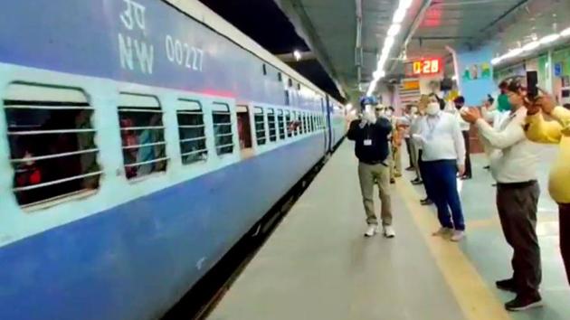 Railway staff including RPF applause as 'Shramik Special Train' carrying migrant departed from Jaipur to Patna, at Kota Railway Station in Jaipur on Friday.(ANI)
