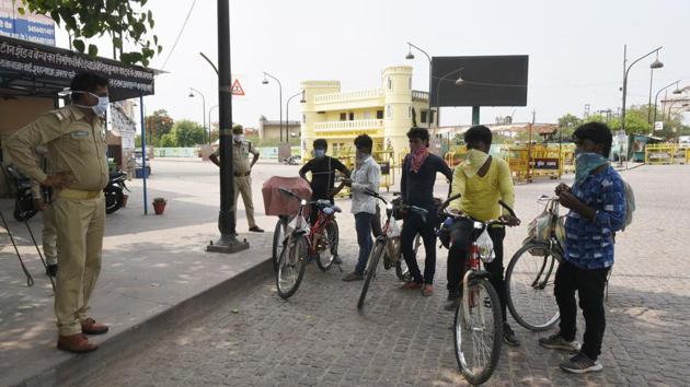 Migrant workers leave for their native state during lockdown in Lucknow, Uttar Pradesh.(Dheeraj Dhawan/HT Photo) Migrant workers leave for their native state during lockdown in Lucknow, Uttar Pradesh.(Dheeraj Dhawan/HT Photo)