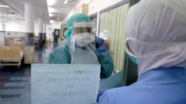 FILE PHOTO: Nurses talk to each other through a glass at the coronavirus disease (COVID-19) ward at Kuala Lumpur Hospital, in Kuala Lumpur, Malaysia April 21, 2020. (Representational) (REUTERS)