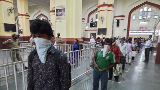 Migrant workers who arrived in Lucknow from Maharashtra on a Shramik Special train maintain social distancing at Charbagh railway station, May 3, 2020. (HT Photo) Migrant workers who arrived in Lucknow from Maharashtra on a Shramik Special train maintain social distancing at Charbagh railway station, May 3, 2020. (HT Photo)