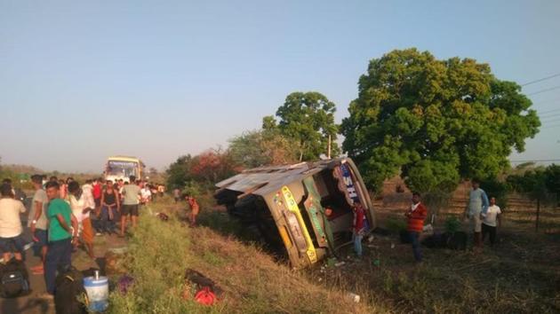 The bus, ferrying migrant workers from Gujarat to Odisha, fell into a roadside ditch on the Nagpur-Amravati National Highway in Maharashtra, on Sunday morning.(HT Photo)