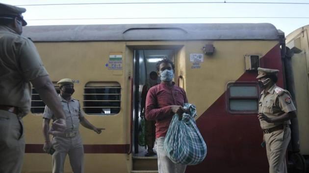 Migrants from Nashik in Maharashtra at Charbagh railway station in Lucknow on Sunday. They came on the special Shramik Express train.(Deepak Gupta/HT Photo)