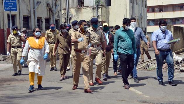Gaikwad and other PMC officials visited hotspots in Patil Estate, Kaamgaar putla, Tadiwala road and Yerawada on Saturday. (HT/PHOTO) Gaikwad and other PMC officials visited hotspots in Patil Estate, Kaamgaar putla, Tadiwala road and Yerawada on Saturday. (HT/PHOTO)