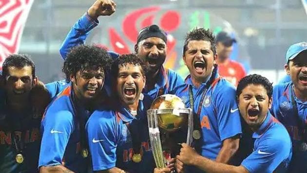 Sachin Tendulkar and Suresh Raina.(PTI) Sachin Tendulkar and Suresh Raina.(PTI)