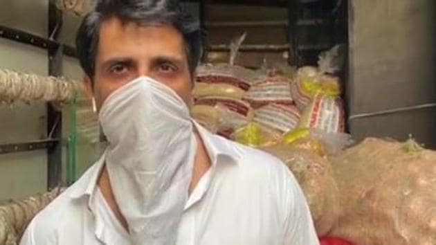 100 Hours 100 Stars: Sonu Sood is providing meals to thousands of people everyday in Mumbai.