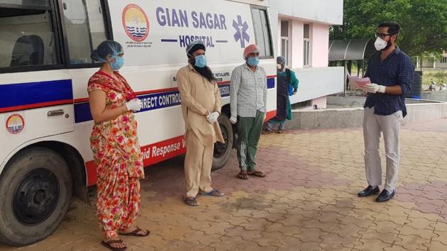 The three coronavirus patients from Jawaharpur who recovered were sent off from Gian Sagar Hospital near Banur near Chandigarh. (HT Photo) The three coronavirus patients from Jawaharpur who recovered were sent off from Gian Sagar Hospital near Banur near Chandigarh. (HT Photo)