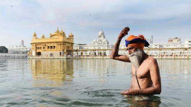 Ever since the lockdown has hit the exchequer of all gurdwaras, the SGPC is promoting online modes of offerings at its website and encouraging the devotees across the world to contribute especially for the Golden Temple langar. (HT Photo) Ever since the lockdown has hit the exchequer of all gurdwaras, the SGPC is promoting online modes of offerings at its website and encouraging the devotees across the world to contribute especially for the Golden Temple langar. (HT Photo)