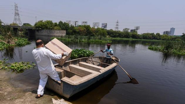 Volunteers board a boat with relief packages -- to be distributed among residents of Chilla Yamuna Khadar – a small island located on the river, some 8 kilometers away from Mayur Vihar, during lockdown, in New Delhi. (Biplov Bhuyan / HT Photo) Volunteers board a boat with relief packages -- to be distributed among residents of Chilla Yamuna Khadar – a small island located on the river, some 8 kilometers away from Mayur Vihar, during lockdown, in New Delhi. (Biplov Bhuyan / HT Photo)