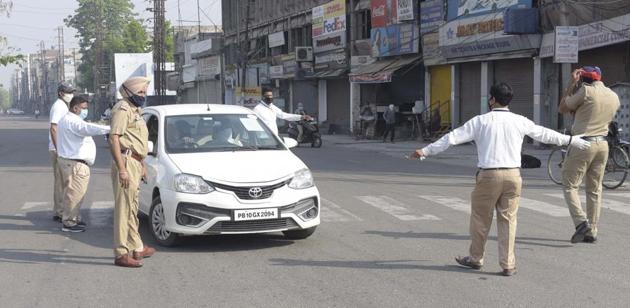 Police and volunteers checking commuters during the curfew in Ludhiana on Saturday. (Gurpreet Singh/HT) Police and volunteers checking commuters during the curfew in Ludhiana on Saturday. (Gurpreet Singh/HT)
