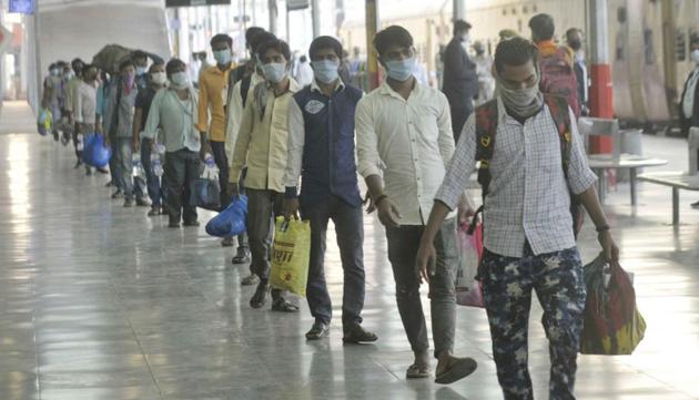 Migrants brought back from Nashik on a Shramik Special train upon their arrival at Charbagh Railway Station, before journeying onwards, in Lucknow, Uttar Pradesh, India on Sunday May 03, 2020.(Deepak Gupta/Hindustan Times)) Migrants brought back from Nashik on a Shramik Special train upon their arrival at Charbagh Railway Station, before journeying onwards, in Lucknow, Uttar Pradesh, India on Sunday May 03, 2020.(Deepak Gupta/Hindustan Times))
