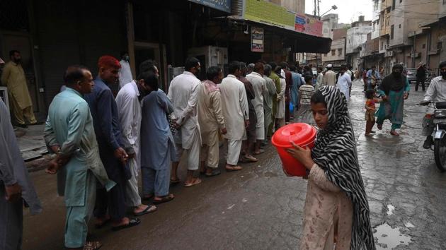 People queue for free food during a government-imposed nationwide lockdown as a preventive measure against the COVID-19 coronavirus, in Lahore on May 3, 2020. (AFP photo) People queue for free food during a government-imposed nationwide lockdown as a preventive measure against the COVID-19 coronavirus, in Lahore on May 3, 2020. (AFP photo)