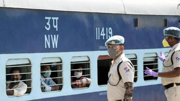 Police personnel look on as a train carrying migrants from Jaipur rolls into the Danapur station, Patna May 2, 2020(Santosh Kumar/ HTPhoto)