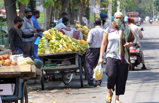 Residents buying fruits during the 7am to 11am curfew relaxation hours in Phase 3B2, Mohali, on Sunday.(Gurminder SIngh/HT) Residents buying fruits during the 7am to 11am curfew relaxation hours in Phase 3B2, Mohali, on Sunday.(Gurminder SIngh/HT)