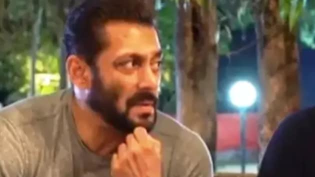 Salman Khan shared videos where he was seen sending rations with help of Jacqueline Fernandez, Iulia Vantur and others. Salman Khan shared videos where he was seen sending rations with help of Jacqueline Fernandez, Iulia Vantur and others.