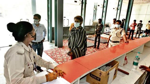 The city on Sunday saw 441 cases, which took the count to 8,800 from 8,359 on Saturday. The death count went up to 342 on Sunday with 21 new deaths. (HT Photo) The city on Sunday saw 441 cases, which took the count to 8,800 from 8,359 on Saturday. The death count went up to 342 on Sunday with 21 new deaths. (HT Photo)