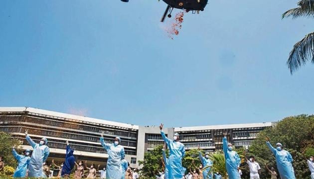 The navy’s Chetak helicopter showers flowers at the staff of Asvini Hospital in Colaba on Sunday.(Satyabrata Tripathy/HT)