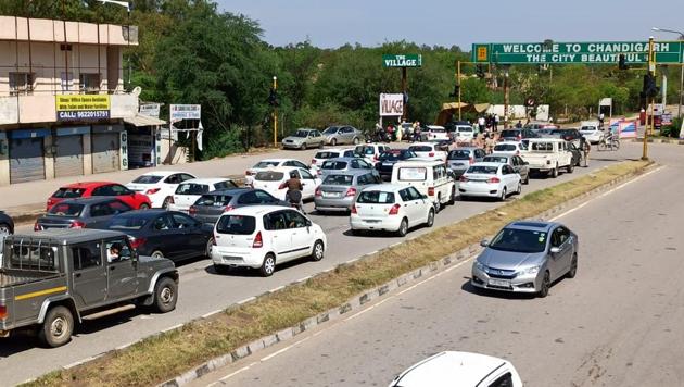Commuters queuing up to enter Chandigarh from Zirakpur town of Mohali district on Monday morning. (Ravi Kumar/HT) Commuters queuing up to enter Chandigarh from Zirakpur town of Mohali district on Monday morning. (Ravi Kumar/HT)