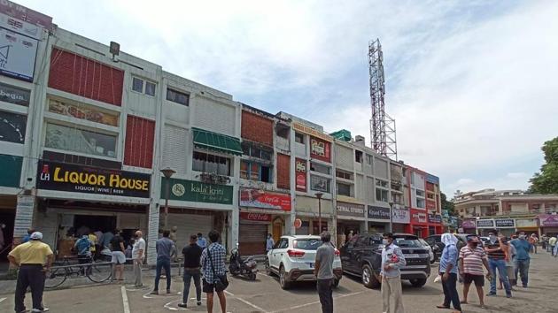 Uttar Pradesh also saw long queues outside many liquor shops. People lined up since early morning to purchase alcohol, as early as 7am (HT Photo) Uttar Pradesh also saw long queues outside many liquor shops. People lined up since early morning to purchase alcohol, as early as 7am (HT Photo)