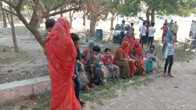 Migrant workers who reached Bharatpur in Rajasthan from West Bengal wait at the bus stop, Monday, May 4, 2020.(HT Photo)