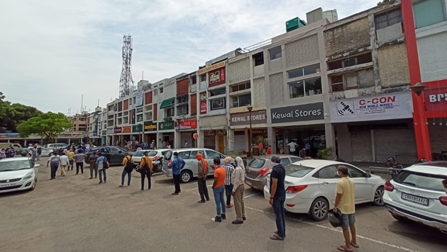 People stand in queues in front of liquor shops(Ravi Kumar Hindustan Times)