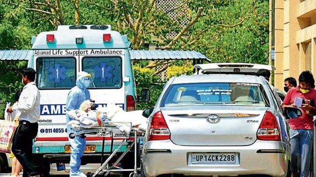 A team of medical workers escorts a patient inside a hospital during the lockdown. The cumulative total of positive cases diagnosed so far is 4,549 in New Delhi. A team of medical workers escorts a patient inside a hospital during the lockdown. The cumulative total of positive cases diagnosed so far is 4,549 in New Delhi.