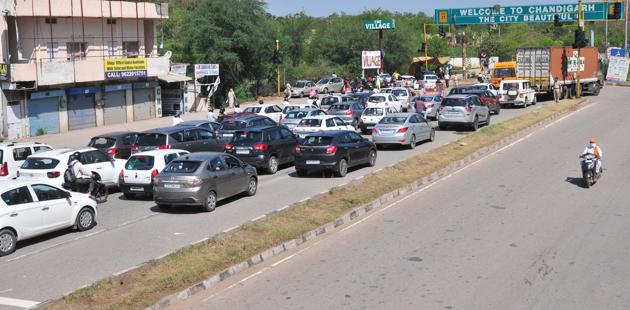 Long queues of vehicles trying to enter Chandigarh from Zirakpur, while the opposite lane wears a deserted look, after easing of restrictions in the UT on Monday. (Ravi Kumar/HT) Long queues of vehicles trying to enter Chandigarh from Zirakpur, while the opposite lane wears a deserted look, after easing of restrictions in the UT on Monday. (Ravi Kumar/HT)