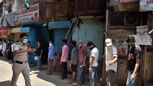 Several citizens complained about long queues outside alcohol shops as well as grocery stores.(Satish Bate/HT file photo)