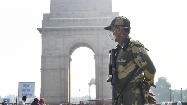 A BSF personnel is seen wearing protective face masks amid rising coronavirus concerns, at India Gate in New Delhi on Sunday. (Arvind Yadav/HT hoto) A BSF personnel is seen wearing protective face masks amid rising coronavirus concerns, at India Gate in New Delhi on Sunday. (Arvind Yadav/HT hoto)