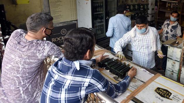 Man buying Liquor at gvernment liquor shops in East Delhi. (Sonu Mehta/HT PHOTO) Man buying Liquor at gvernment liquor shops in East Delhi. (Sonu Mehta/HT PHOTO)