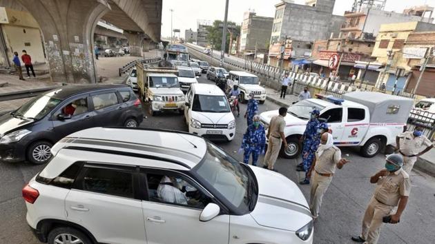 While senior government officials used their official cars, the Delhi government arranged for cars to pick up and drop employees.(Sanjeev Verma/HT PHOTO)