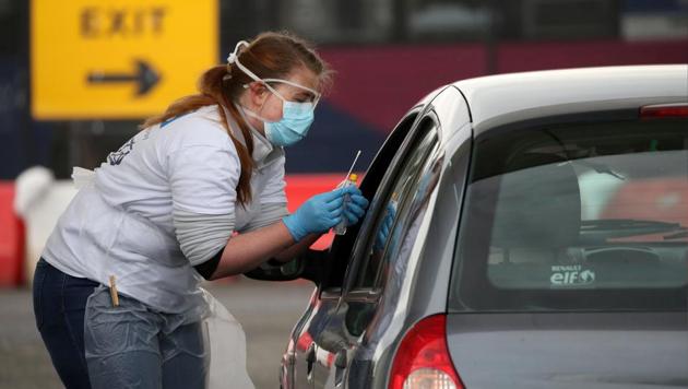 A staff member takes a sample at a Covid-19 testing centre amid the coronavirus disease outbreak, at Glasgow Airport, in Glasgow, Scotland April 29, 2020. (Reuters file photo) A staff member takes a sample at a Covid-19 testing centre amid the coronavirus disease outbreak, at Glasgow Airport, in Glasgow, Scotland April 29, 2020. (Reuters file photo)