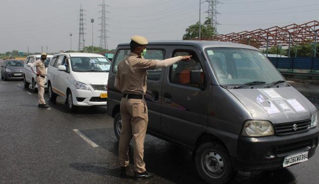 Haryana Police personnel screen commuters for identity cards and permits at the Delhi Gurugram Border near Ambience Mall, during lockdown in the wake of coronavirus, at Sirhaul toll plaza, in Gurugram, India, on Sunday, 03 May 2020. (Yogendra Kumar/HT PHOTO) Haryana Police personnel screen commuters for identity cards and permits at the Delhi Gurugram Border near Ambience Mall, during lockdown in the wake of coronavirus, at Sirhaul toll plaza, in Gurugram, India, on Sunday, 03 May 2020. (Yogendra Kumar/HT PHOTO)