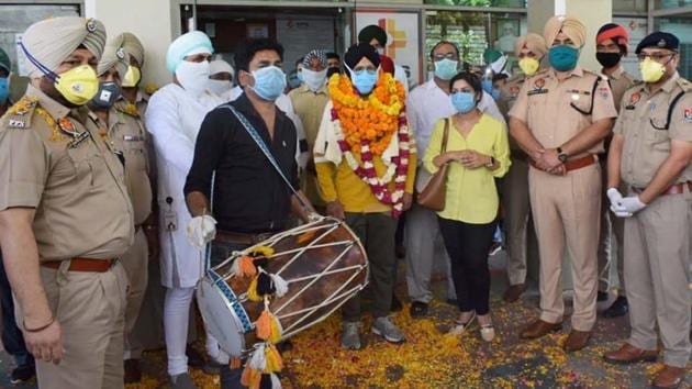 Ludhiana police welcome ASI Sukhdev Singh after he was discharged from the hospital in Ludhiana on Monday. (HT PHOTO) Ludhiana police welcome ASI Sukhdev Singh after he was discharged from the hospital in Ludhiana on Monday. (HT PHOTO)